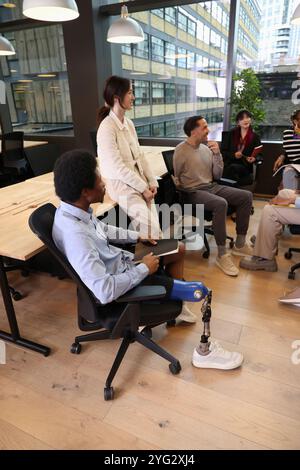 Squadra che ha una riunione in ufficio Foto Stock