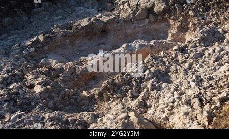 Gli archeologi scavarono un buco sul pendio per cercare reperti e reperti storici. Opere archeologiche Foto Stock