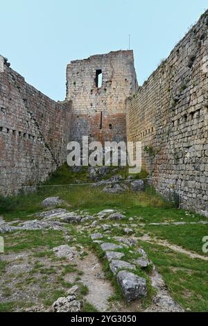Cortile interno e tenuta dell'Château de Montségur, o castello di Montsegur, una fortezza catare o fortezza (13esima), Ariège Francia Foto Stock