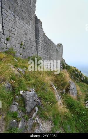 Mura del castello meridionale del Château de Montségur, o castello di Montsegur, una fortezza catare o fortezza (13esima), Ariège Francia Foto Stock