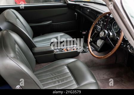 Gli interni della Aston Martin DB5, utilizzata per promuovere il film, Goldfinger, nel 1964. In mostra al St James Motoring Specle 2024. Foto Stock