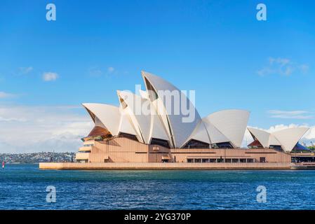 Edificio distintivo della Sydney Opera House - centro per le arti dello spettacolo multi-sede. È l'attrazione turistica più famosa di Sydney, Australia. Foto Stock