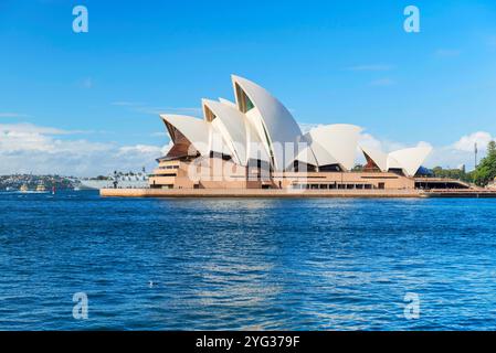 Edificio distintivo della Sydney Opera House - centro per le arti dello spettacolo multi-sede. È l'attrazione turistica più famosa di Sydney, Australia. Foto Stock