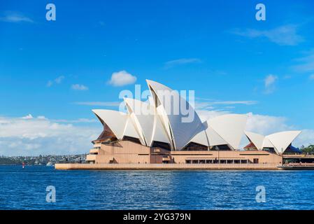 Edificio distintivo della Sydney Opera House - centro per le arti dello spettacolo multi-sede. È l'attrazione turistica più famosa di Sydney, Australia. Foto Stock