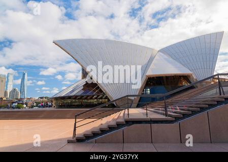 Edificio distintivo della Sydney Opera House - centro per le arti dello spettacolo multi-sede. È l'attrazione turistica più famosa di Sydney, Australia. Foto Stock