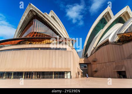 Edificio distintivo della Sydney Opera House - centro per le arti dello spettacolo multi-sede. È l'attrazione turistica più famosa di Sydney, Australia. Foto Stock