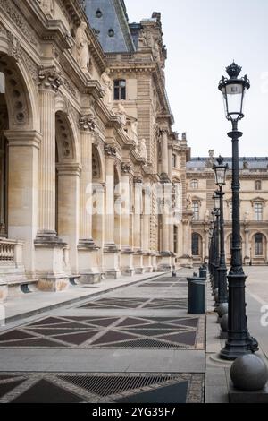 Luogo delle piramidi del Museo del Louvre a Parigi - lato 2 Foto Stock