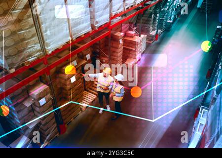 Manager e lavoratore in magazzino, vista sopra. Centro logistico. Grafico Foto Stock