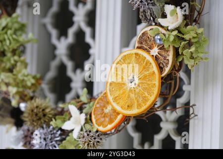 Ghirlanda realizzata in materiali naturali sulla porta anteriore Foto Stock