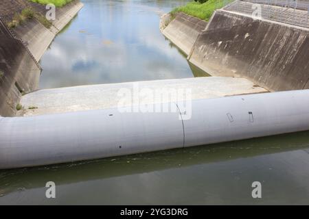 Barriere tubolari nel fiume Foto Stock