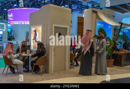 Espositori e visitatori dello stand dell'Arabia Saudita al World Travel Market 2024 presso l'Excel Exhibition Centre. Londra, Inghilterra, Regno Unito Foto Stock