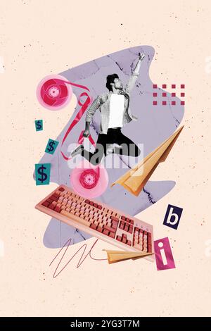 Grafica di tendenza composita immagine di schizzo 3D collage fotografico del giovane uomo superman tastiera mosca cassetta obsoleta ascoltare musica telefono messaggio Foto Stock