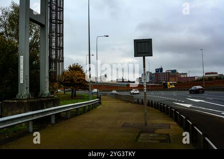 Belfast, Regno Unito 06/11/2024 scena in cui un corpo è stato localizzato alla ricerca di un uomo scomparso a Belfast. Il corpo di Brian McCusker è stato localizzato martedì 5 novembre. Belfast Irlanda del Nord credito: HeadlineX/Alamy Live News Foto Stock