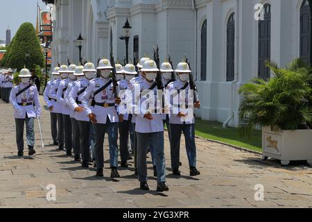 Soldati in marcia al Grand Palace di Bangkok, Thailandia Foto Stock