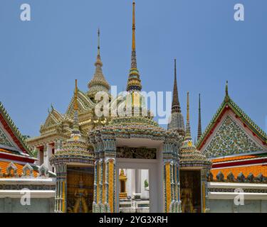Wat Pho o Wat po, un complesso di templi buddisti nel distretto di Phra Nakhon, Bangkok, Thailandia. Conosciuto anche come il Tempio del Buddha sdraiato Foto Stock