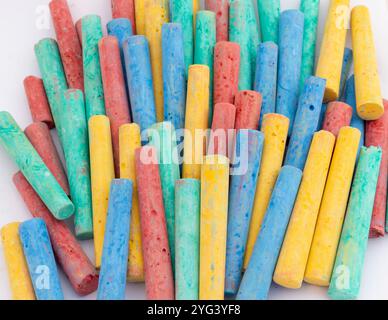 Primo piano con bastoncini colorati in gesso. Concetto di ritorno a scuola. Foto Stock