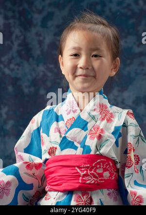 Ritratto di mezza lunghezza di una ragazza che ride in uno yukata Foto Stock