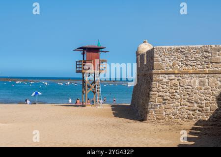 Camminando attraverso la città bianca di Cadice, una delle città e dei porti più antichi d'Europa sull'Oceano Atlantico nel sud della Spagna in Andalusia, meta turistica Foto Stock