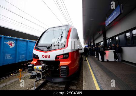 St. Pölten, Österreich. 6. Novembre 2024. Österreichpremiere des neuen Cityjet Doppelstock der ÖBB, Cityjet der neuen Generation Vorstellung am Hauptbahnhof a St. Pölten. *** St Pölten, Austria 6 novembre 2024 prima austriaca di ÖBBs New Cityjet a due piani, Cityjet di nuova generazione presentazione alla stazione centrale di St Pölten Foto Stock