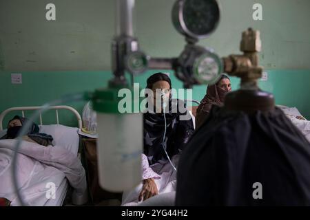 Le donne che soffrono di infezioni polmonari e altre complicazioni sanitarie riposano nel reparto di emergenza di un ospedale a Kabul, Afghanistan, 3 febbraio 2020. Foto Stock