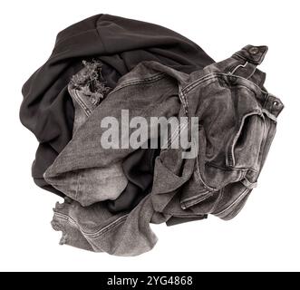 Mucchio di abiti grigi scuri isolati su sfondo bianco. Vista dall'alto, angolo alto, disposizione piatta. Ideale per temi legati alla moda e al bucato Foto Stock