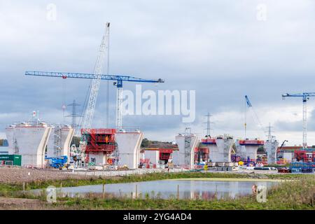 Macchine giganti in atto sulla Birmingham Road a Coleshill vicino Birmingham per costruire la sezione Delta della rete ferroviaria HS2. I lavori hanno iniziato a costruire i viadotti Water Orton 1 e Water Orton 2, che hanno rispettivamente una lunghezza di 1.417 m e 1.311 m. (per ulteriori informazioni, vedere le informazioni aggiuntive). Foto Stock