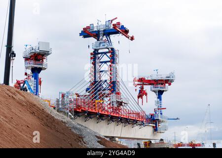 Macchine giganti in atto sulla Birmingham Road a Coleshill vicino Birmingham per costruire la sezione Delta della rete ferroviaria HS2. I lavori hanno iniziato a costruire i viadotti Water Orton 1 e Water Orton 2, che hanno rispettivamente una lunghezza di 1.417 m e 1.311 m. (per ulteriori informazioni, vedere le informazioni aggiuntive). Foto Stock