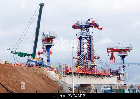 Macchine giganti in atto sulla Birmingham Road a Coleshill vicino Birmingham per costruire la sezione Delta della rete ferroviaria HS2. I lavori hanno iniziato a costruire i viadotti Water Orton 1 e Water Orton 2, che hanno rispettivamente una lunghezza di 1.417 m e 1.311 m. (per ulteriori informazioni, vedere le informazioni aggiuntive). Foto Stock