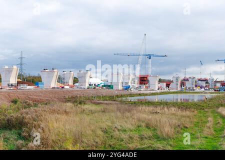 Macchine giganti in atto sulla Birmingham Road a Coleshill vicino Birmingham per costruire la sezione Delta della rete ferroviaria HS2. I lavori hanno iniziato a costruire i viadotti Water Orton 1 e Water Orton 2, che hanno rispettivamente una lunghezza di 1.417 m e 1.311 m. (per ulteriori informazioni, vedere le informazioni aggiuntive). Foto Stock