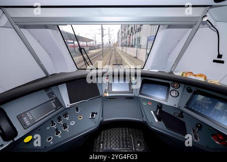 St. Pölten, Österreich. 6. Novembre 2024. Führerstand des Cityjets bei Österreichpremiere des neuen Cityjet Doppelstock der ÖBB, Cityjet der neuen Generation Vorstellung am Hauptbahnhof a St. Pölten. *** St Pölten, Austria 6 novembre 2024 Cityjet autista cabina alla prima austriaca di ÖBBs nuovo Cityjet a due piani, nuova generazione Cityjet presentazione presso la stazione centrale di St Pölten Foto Stock