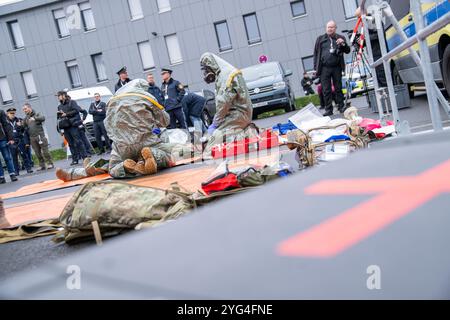 06 novembre 2024, Baviera, Würzburg: Le forze della Bundeswehr dimostrano la procedura medica quando un soldato è stato contaminato. Durante una vetrina nell'ambito dell'esercitazione antiterrorismo "MainTex 2024", la polizia, la Bundeswehr, i vigili del fuoco, la BRK e altri servizi di emergenza dimostrano le loro abilità e le loro attrezzature. Gli scenari di esercizio, che sono stati messi in atto dal 4 novembre, comprendono minacce fittizie da sostanze chimiche, biologiche, radiologiche e nucleari. Foto: Pia Bayer/dpa Foto Stock