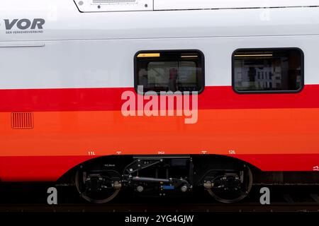 St. Pölten, Österreich. 6. Novembre 2024. Österreichpremiere des neuen Cityjet Doppelstock der ÖBB, Cityjet der neuen Generation Vorstellung am Hauptbahnhof a St. Pölten. *** St Pölten, Austria 6 novembre 2024 prima austriaca di ÖBBs New Cityjet a due piani, Cityjet di nuova generazione presentazione presso la stazione centrale di St Pölten Foto Stock