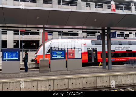 St. Pölten, Österreich. 6. Novembre 2024. Österreichpremiere des neuen Cityjet Doppelstock der ÖBB, Cityjet der neuen Generation Vorstellung am Hauptbahnhof a St. Pölten. *** St Pölten, Austria 6 novembre 2024 prima austriaca di ÖBBs New Cityjet a due piani, Cityjet di nuova generazione presentazione presso la stazione centrale di St Pölten Foto Stock