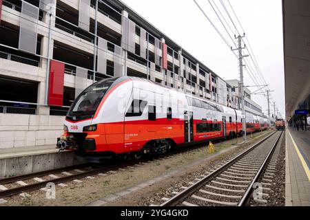 St. Pölten, Österreich. 6. Novembre 2024. Österreichpremiere des neuen Cityjet Doppelstock der ÖBB, Cityjet der neuen Generation Vorstellung am Hauptbahnhof a St. Pölten. *** St Pölten, Austria 6 novembre 2024 prima austriaca di ÖBBs New Cityjet a due piani, Cityjet di nuova generazione presentazione presso la stazione centrale di St Pölten Foto Stock