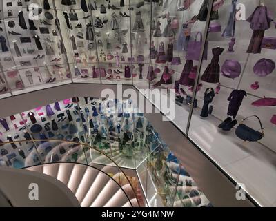 Elegante esposizione di articoli di moda a la Galerie Dior, Parigi, Francia Foto Stock