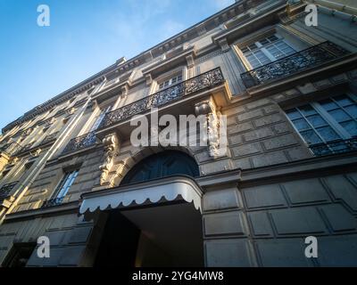 Fuori dalla casa di moda Christian Dior al 30 di Avenue Montaigne, Parigi, Francia Foto Stock