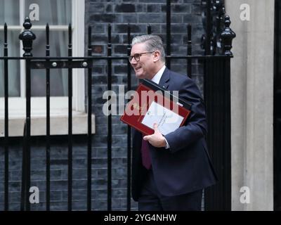 Londra, Regno Unito. 6 novembre 2024. Il primo ministro britannico Sir Keir Starmer lascia Downing Street al numero 10 per partecipare alle interrogazioni settimanali del primo ministro PMQ al Parlamento. Crediti: Uwe Deffner/Alamy Live News Foto Stock