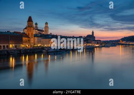 Crepuscolo sopra la città vecchia di Passau, Baviera, Germania Foto Stock