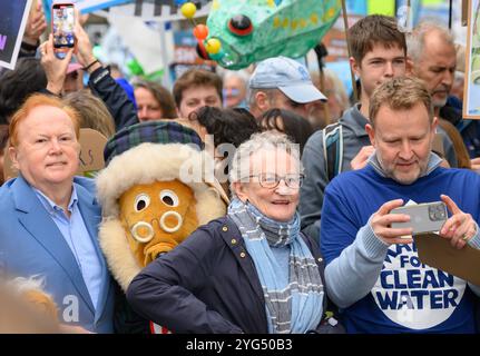 Marzo per Clean Water, Londra 3 novembre 2024 Mike Batt (cantautore / produttore musicale) Great Uncle Bulgaria (Womble) Jenny Jones (Green Peer) James W. Foto Stock