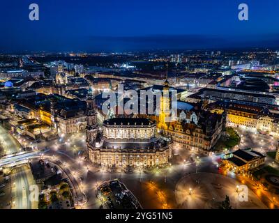 Luftbild Altstadt mit Hofkirche, Residenzschloss, Semperbau, Theaterplatz und Semperoper Dresden Sachsen Deutschland *** Vista aerea della città Vecchia con la Chiesa di Corte, il Palazzo reale, Semper Building, Piazza del Teatro e Semper Opera Dresda Sassonia Germania Dresden24 01588 Foto Stock