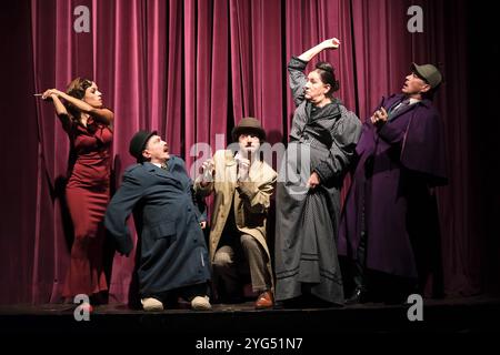 Anna Julia Antonucci, Alexis Kara, Manuel Mairhofer, Katy Karrenbauer e Jan Sosniok. In diesem Theaterstück darf sich der Meisterdetektiv zum ersten mal verlieben: Sherlock Holmes - Der Fall Moriarty, Fotoprobe am 6.11.2024 in der Fährhaus Winterhuder Komödie ad Amburgo *** Anna Julia Antonucci, Alexis Kara, Manuel Mairhofer, Katy Karrenbauer e Jan Sosniok in questa commedia, il detective master si innamora per la prima volta Sherlock Holmes, nella foto 2024 di Komödie Winterarty, nella sala prove Fährhaus di Amburgo Foto Stock