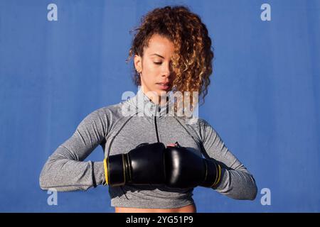 pugile femminile pronto per allenarsi con i guanti da boxe Foto Stock