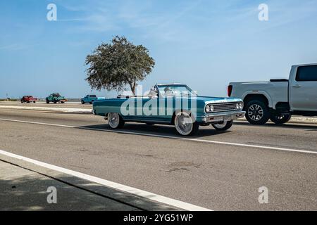 Gulfport, MS - 4 ottobre 2023: Vista ad angolo anteriore grandangolare di una Chevrolet Chevelle Malibu SS Convertible del 1964 ad una mostra di auto locale. Foto Stock