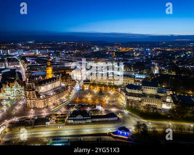 Luftbild Altstadt mit Hofkirche, Residenzschloss, Semperbau, Theaterplatz und Semperoper Dresden Sachsen Deutschland *** Vista aerea della città Vecchia con la Chiesa di Corte, il Palazzo reale, Semper Building, Piazza del Teatro e Semper Opera Dresda Sassonia Germania Dresden24 01590 Foto Stock