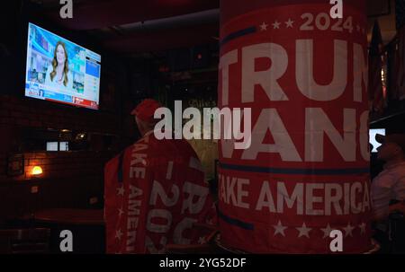 GERUSALEMME - 6 NOVEMBRE: I sostenitori del candidato presidenziale repubblicano, l'ex presidente Donald Trump guardano la televisione che mostra la copertura delle elezioni presidenziali statunitensi del 2024 durante un party di osservazione serale elettorale nel Place bar di Mike il 6 novembre 2024 a Gerusalemme. Gli americani hanno votato oggi nella corsa presidenziale tra il candidato repubblicano, l'ex presidente Donald Trump, e il vicepresidente democratico Kamala Harris, oltre a numerose elezioni statali che determineranno l'equilibrio di potere al Congresso. Foto Stock