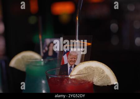 GERUSALEMME - 6 NOVEMBRE: Bevande alcoliche con foto della candidata presidenziale repubblicana, l'ex presidente Donald Trump e la candidata presidenziale democratica, il vicepresidente Kamala Harris, sono esposte nel bar di Mike durante una festa di guardia notturna elettorale il 6 novembre 2024 a Gerusalemme. Gli americani hanno votato oggi nella corsa presidenziale tra il candidato repubblicano, l'ex presidente Donald Trump, e il vicepresidente democratico Kamala Harris, oltre a numerose elezioni statali che determineranno l'equilibrio di potere al Congresso. Foto Stock