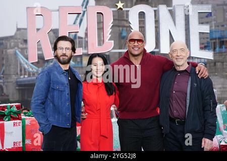 (Sinistra-destra) Chris Evans, Lucy Liu, Dwayne Johnson e J K Simmons partecipano a una foto di Red One al Potters Fields di Londra. Data foto: Mercoledì 6 novembre 2024. Foto Stock