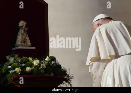 6 novembre 2024 - città del Vaticano. PAPA FRANCESCO durante l'udienza generale settimanale in Piazza San Pietro in Vaticano. Prima di iniziare l'udienza, il Santo padre ha donato una rosa alla piccola statua della Santa Patrona di Valencia (Spagna), Vergine de Los Desamparedos, in memoria delle vittime dell'alluvione e dei poveri di tutta la parola. © EvandroInetti via ZUMA Wire (immagine di credito: © Evandro Inetti/ZUMA Press Wire) SOLO PER USO EDITORIALE! Non per USO commerciale! Foto Stock
