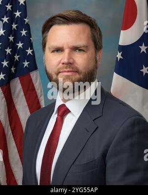 Senatore J.D. Vance ritratto ufficiale. 118° Congresso (presto sarà Vice Presidente degli Stati Uniti per Donald Trump nel 2025) Foto Stock