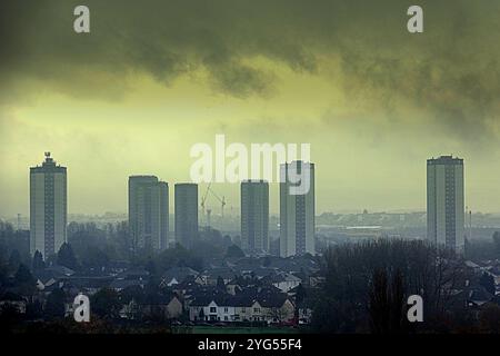 Glasgow, Scozia, Regno Unito. 6 novembre 2024. Regno Unito Meteo: Oscurità anticiclonica il clima autunnale ha visto il clima umido e nebbioso nascondere le torri scotstoun dietro le torri di scotstoun mentre la città scompare in lontananza. Credit Gerard Ferry/Alamy Live News Foto Stock